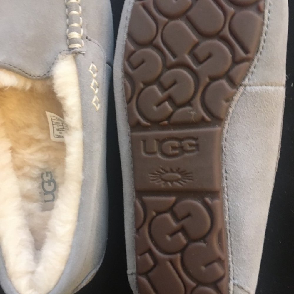 UGG Grey-Blue Sheepskin Moccasins, New in Box, Wm. Size 7, Run Small - Picture 3 of 5